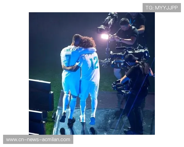 C罗被拍与老友骑行街头，健康生活方式被粉丝模仿